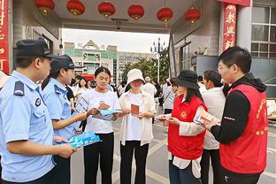 沃格尔：末段让尤班克斯在场是因为他的机动性 他今晚很有活力